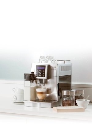 デロンギなら、ワンタッチで本格カプチーノやカフェラテも。 デロンギ