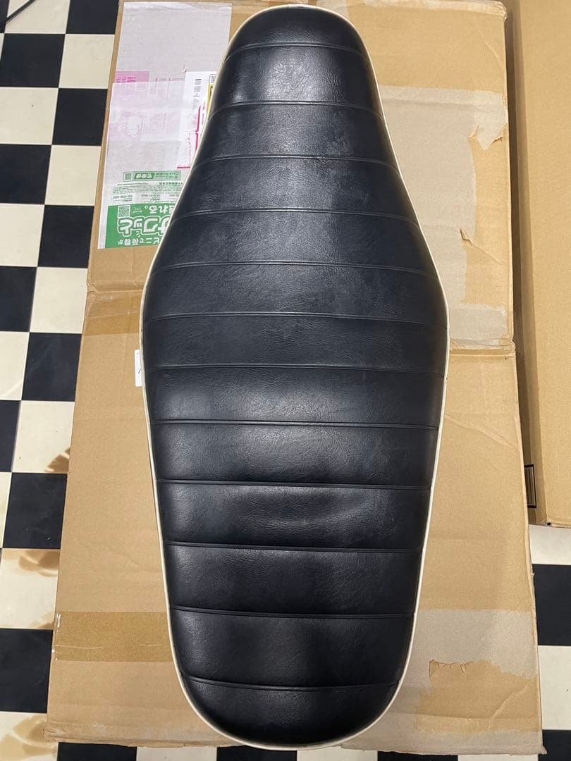 年末最終値下げ　Kawasaki W650 純正シートw400 KAWASAKI カワサキW650 純正シート タックロール W800 W400 - メルカリ