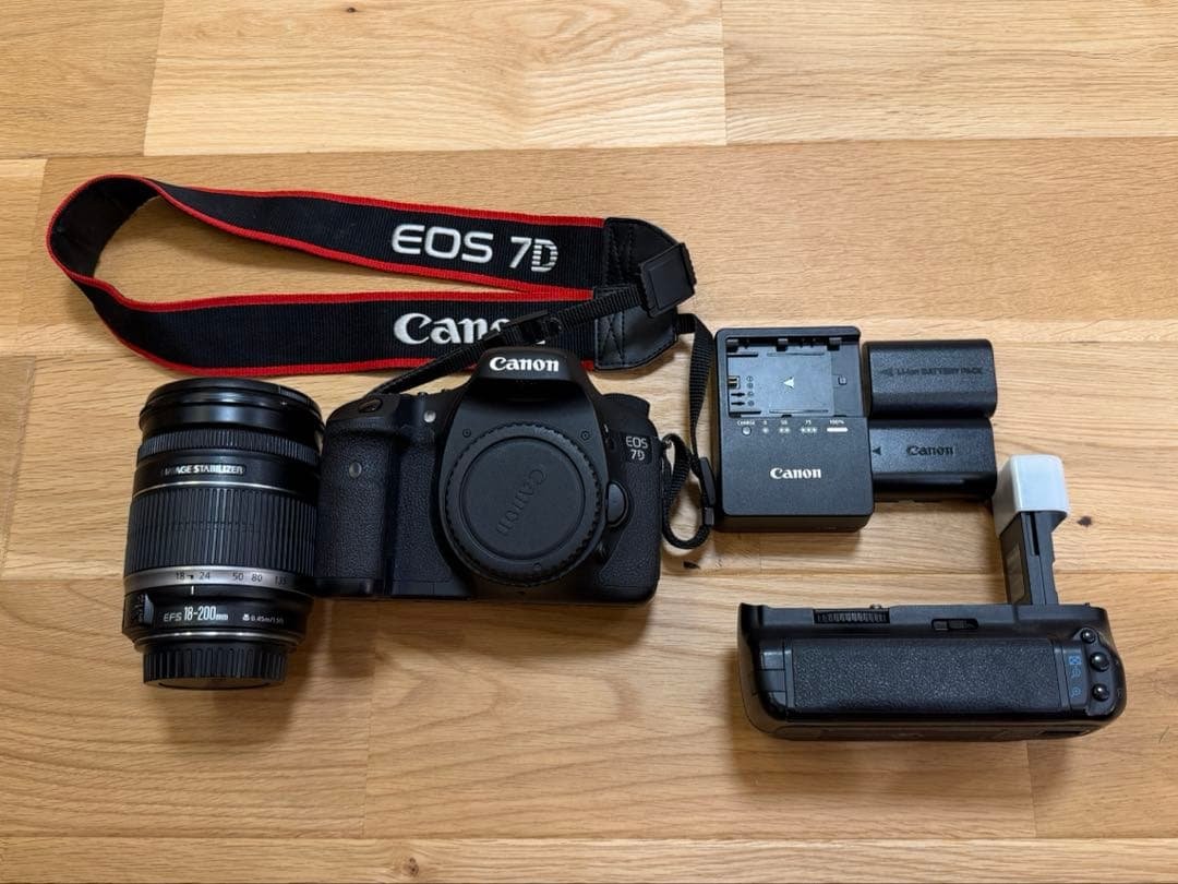 【三連休値下げ】キヤノンEOS 7D 本体 EF18-200mmレンズセット+α Amazon | Canon デジタル一眼レフカメラ EOS 7D レンズキット EF-S18
