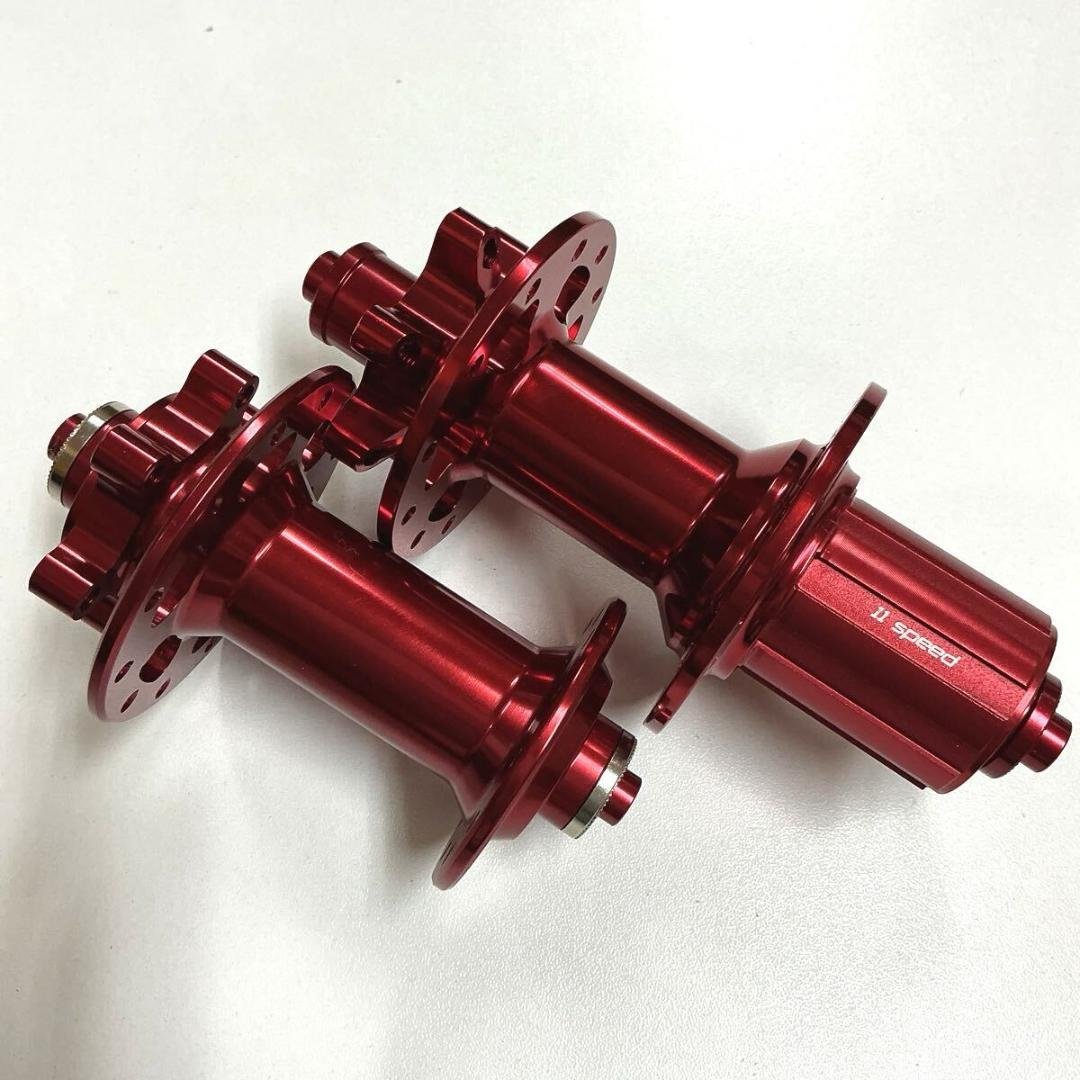 ディスクハブ 100/135mm　レッド　シマノ11速用　超軽量　未使用新品 ディスクハブ 100/135mm レッド シマノ11速用 超軽量 未使用新品