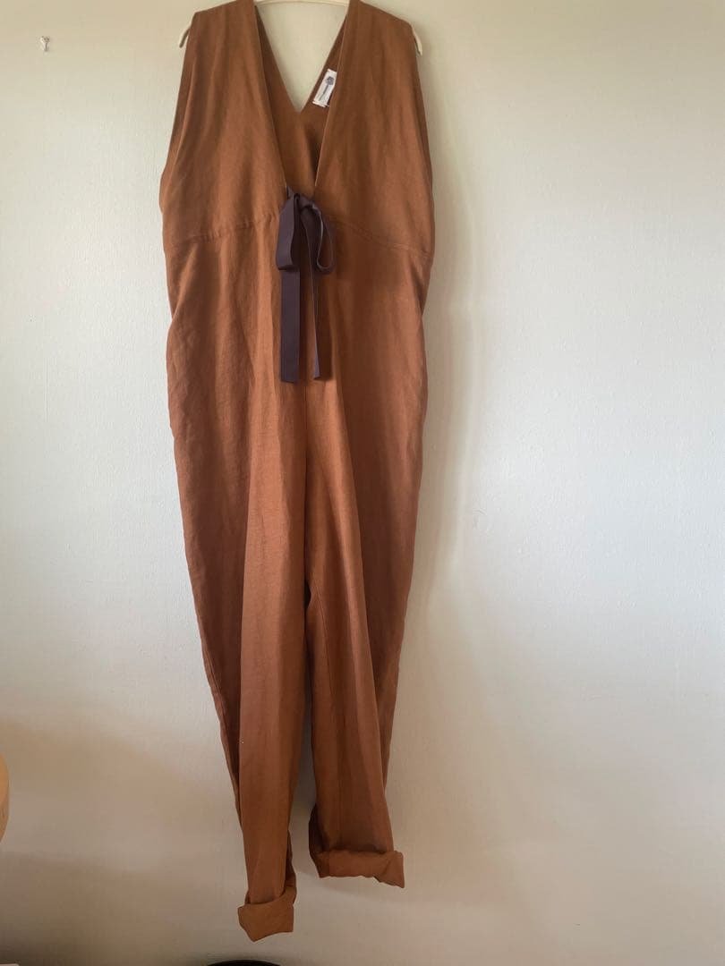 nuno. ヌーノ Kyoko Izumiyaブラウン Vネック オールインワン Vネックオールインワン | NANO universe（ナノ・ユニバース） ｜【公式